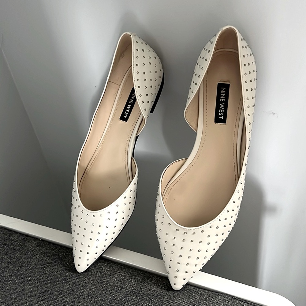 White NINE WEST flats. Size 6. With Beading. Beautiful and stylish.